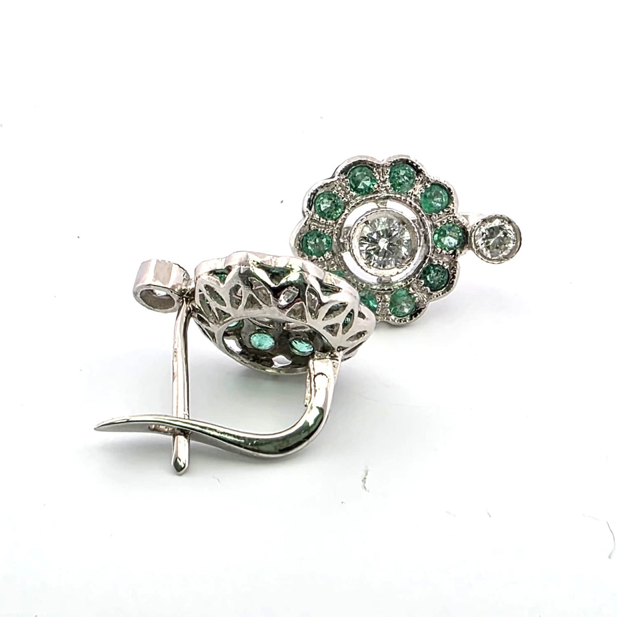 Boucles d'oreilles Dormeuses en platine, émeraudes et diamants