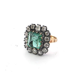 Bague Entourage en or jaune, émeraude et diamants