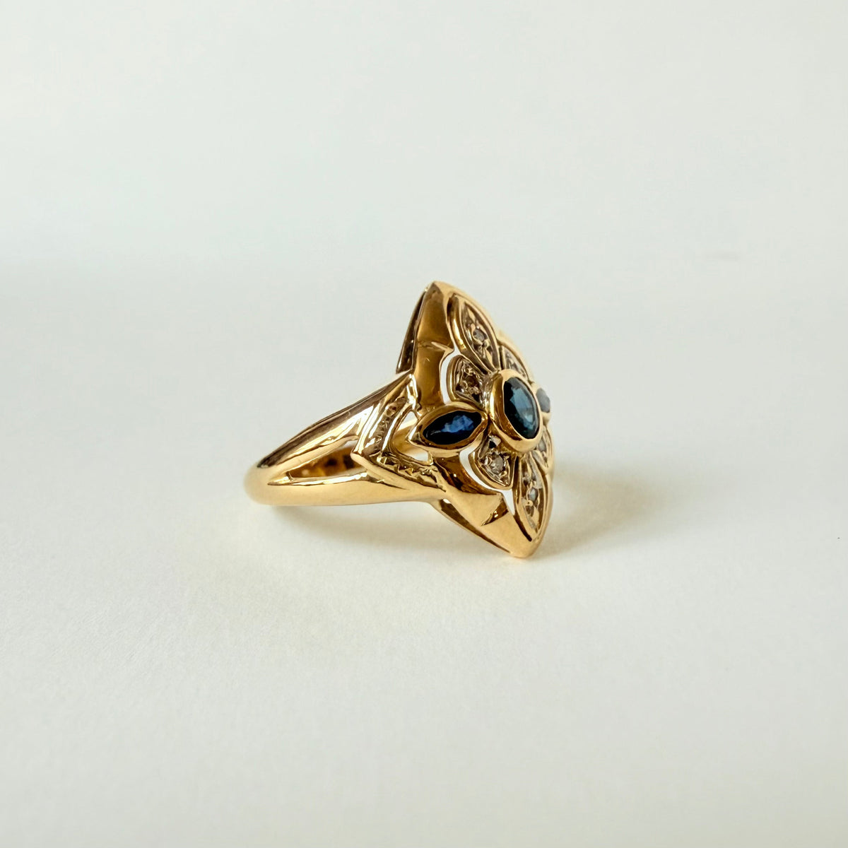 Bague Marquise en or jaune, or blanc, saphir, et diamants
