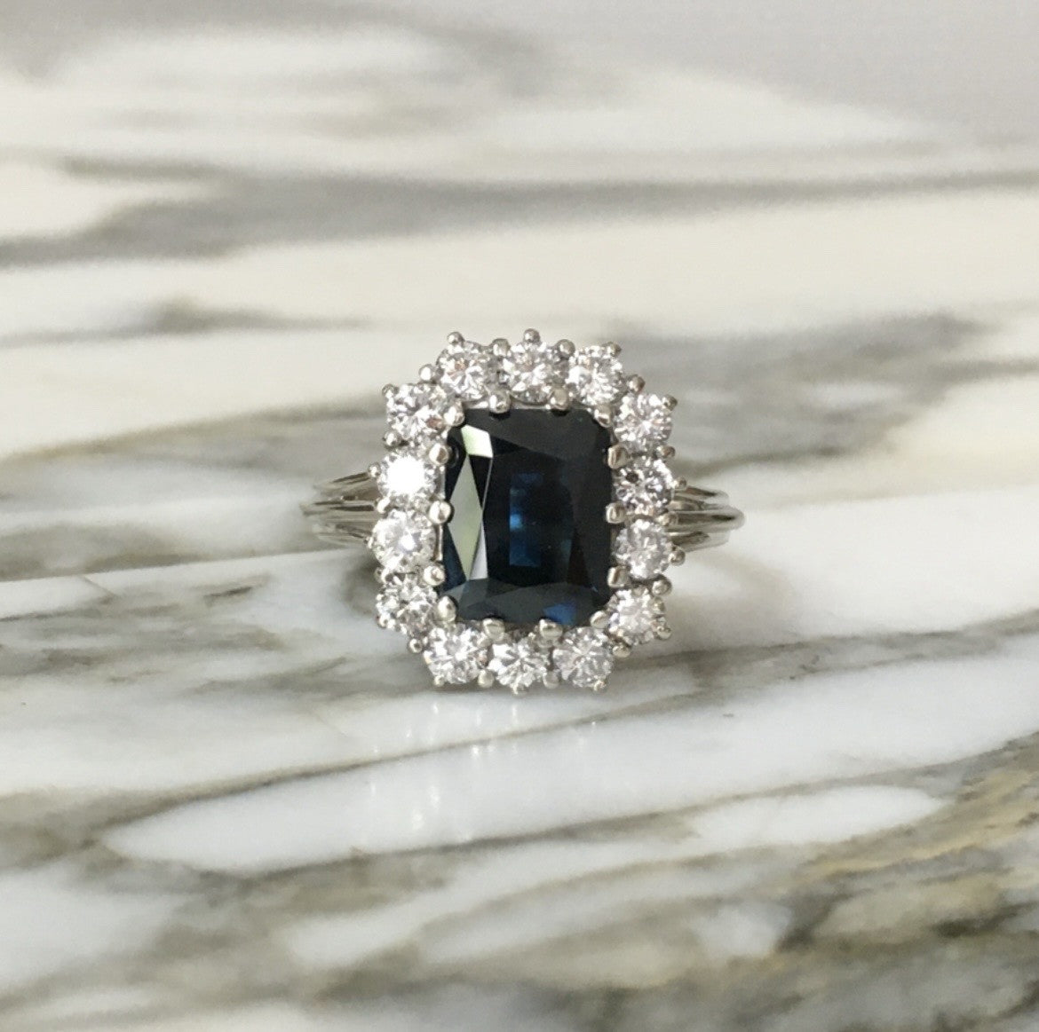 Entourage Ring in white gold, Sapphire, and Diamonds