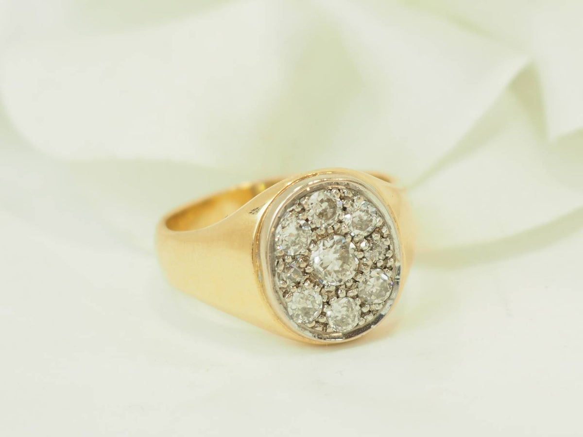 Signet ring in yellow gold and diamonds