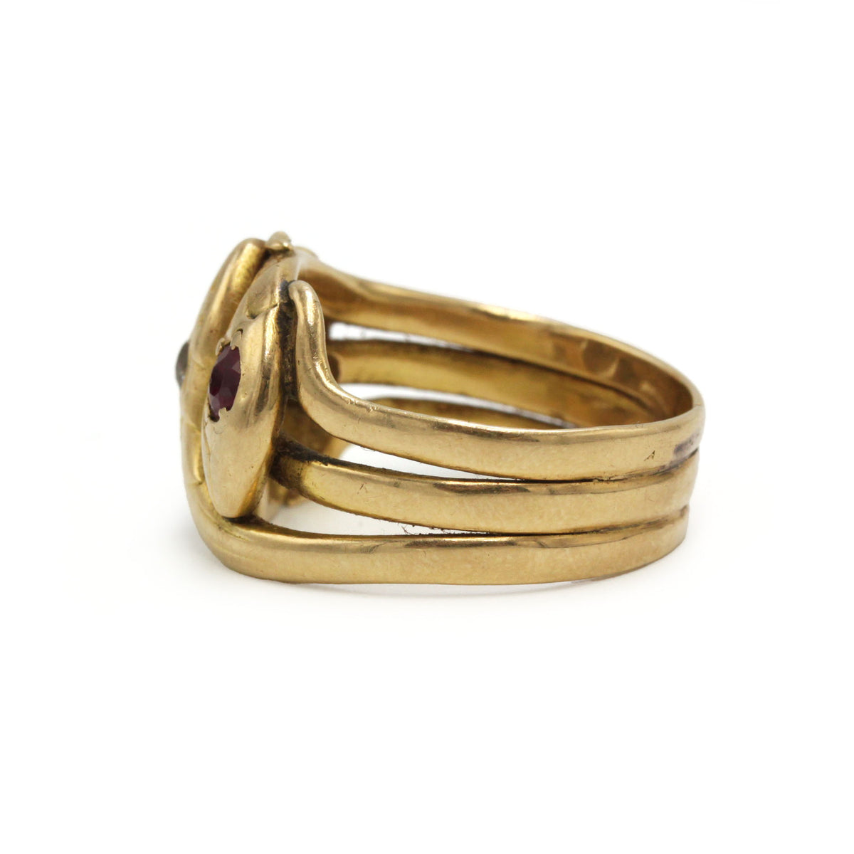 Bague en or jaune, rubis et diamants