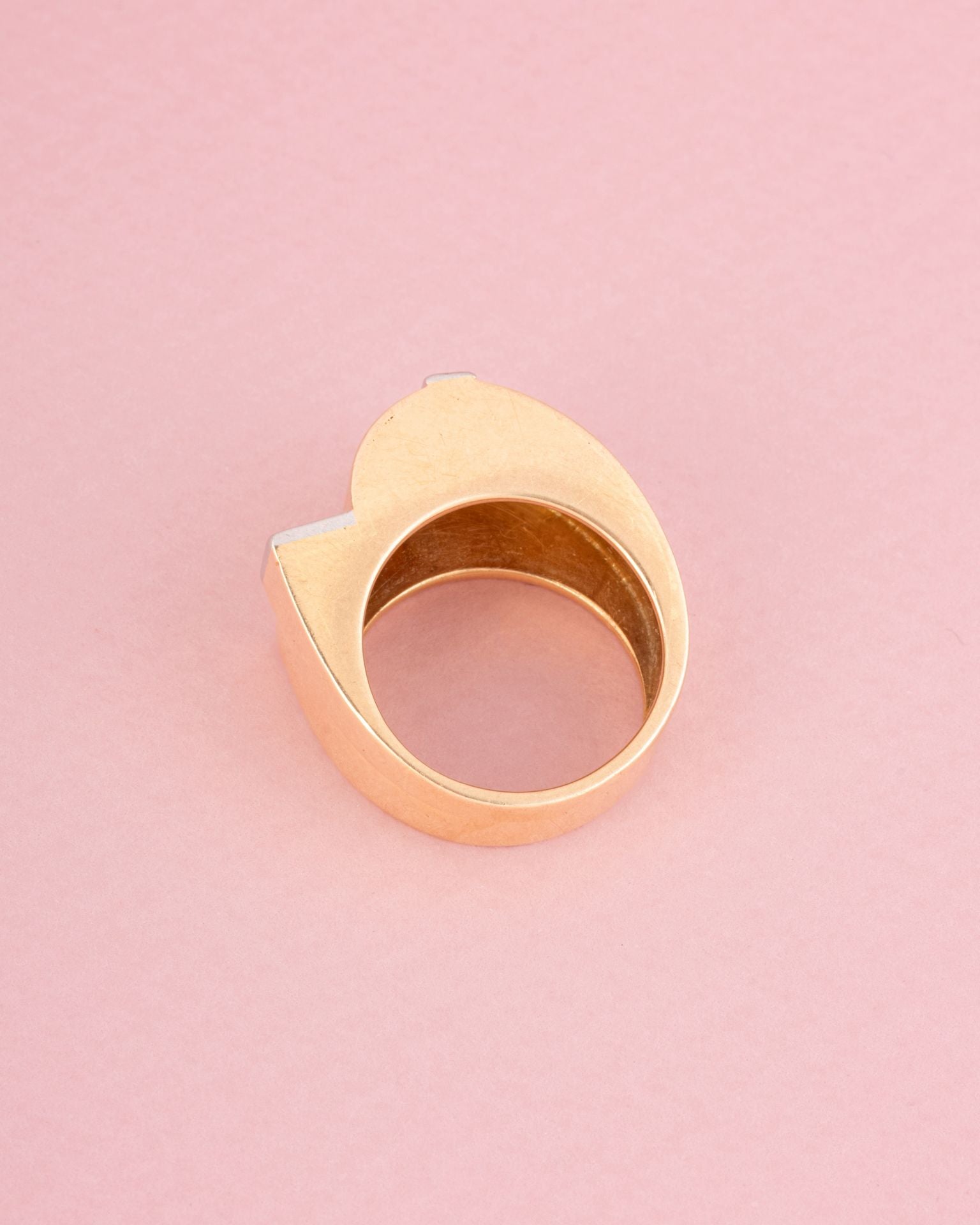 18-carat yellow gold tank ring with diamonds