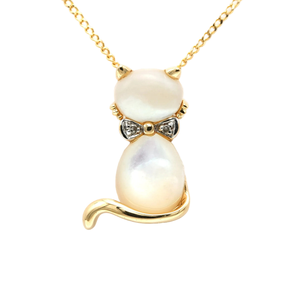 Pendentif en or jaune, nacre et diamants