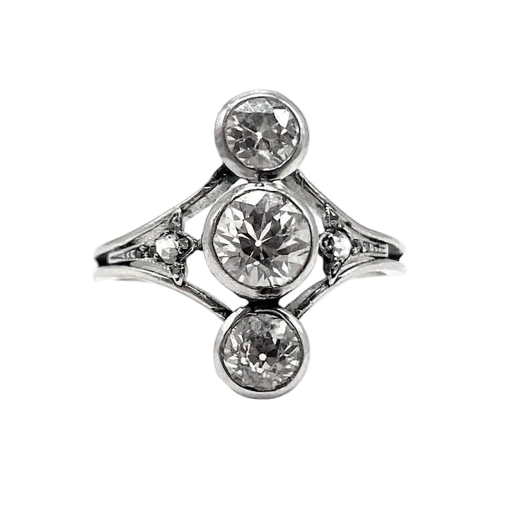 ART DECO Ring in Platinum with a Trio of Diamonds (Size 55)