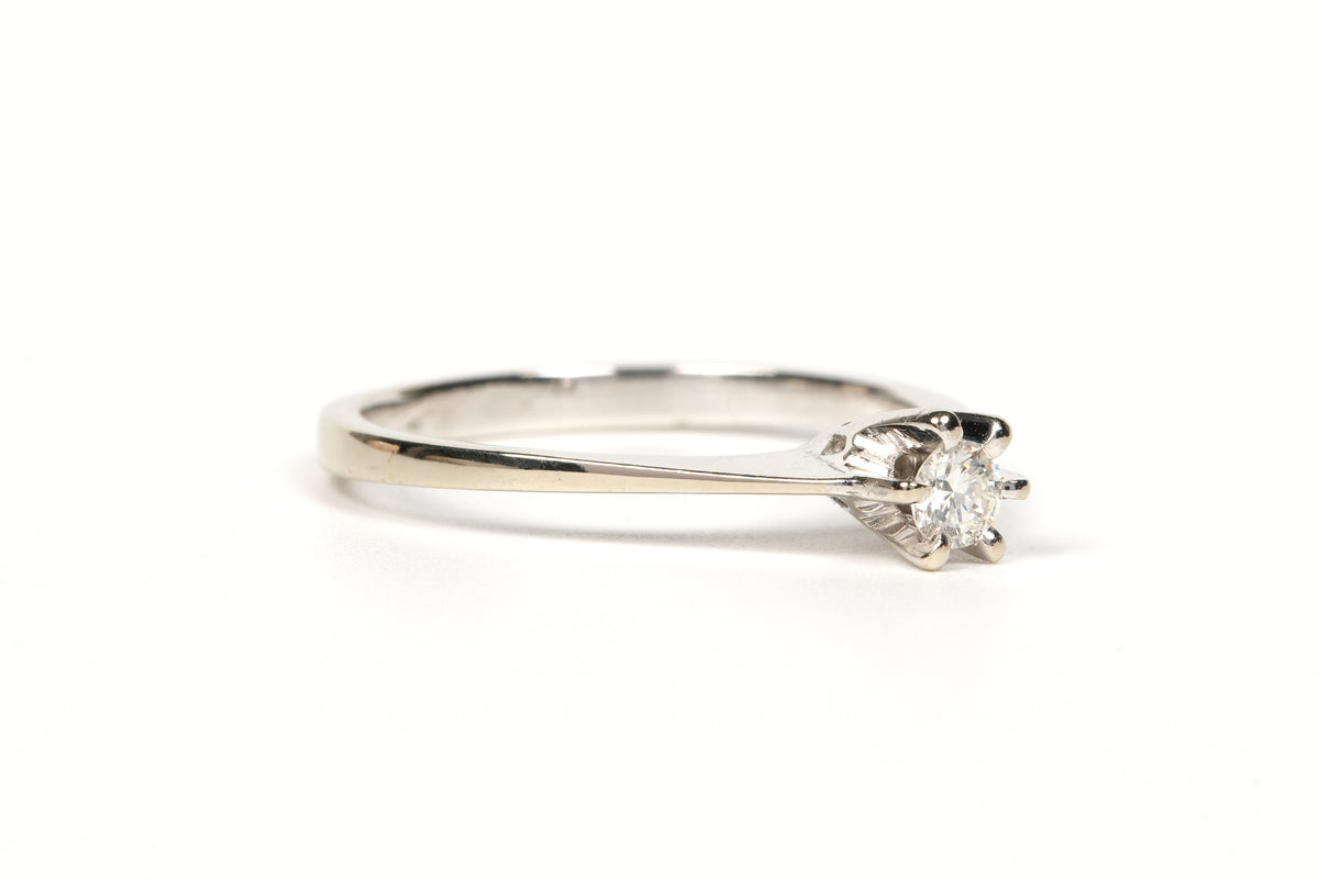 White gold and diamond Solitaire Ring