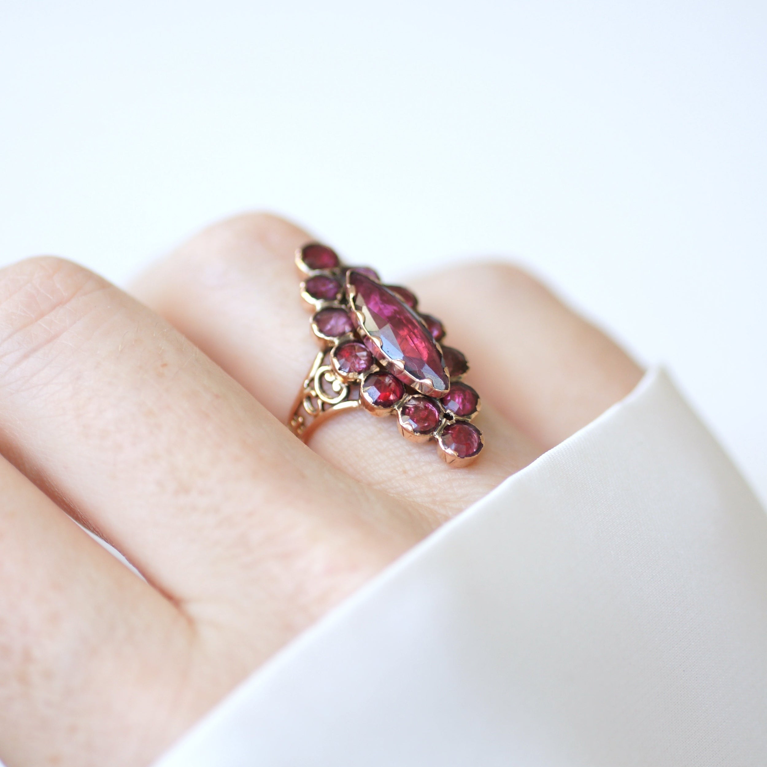 Bague Marquise en or rose et grenats