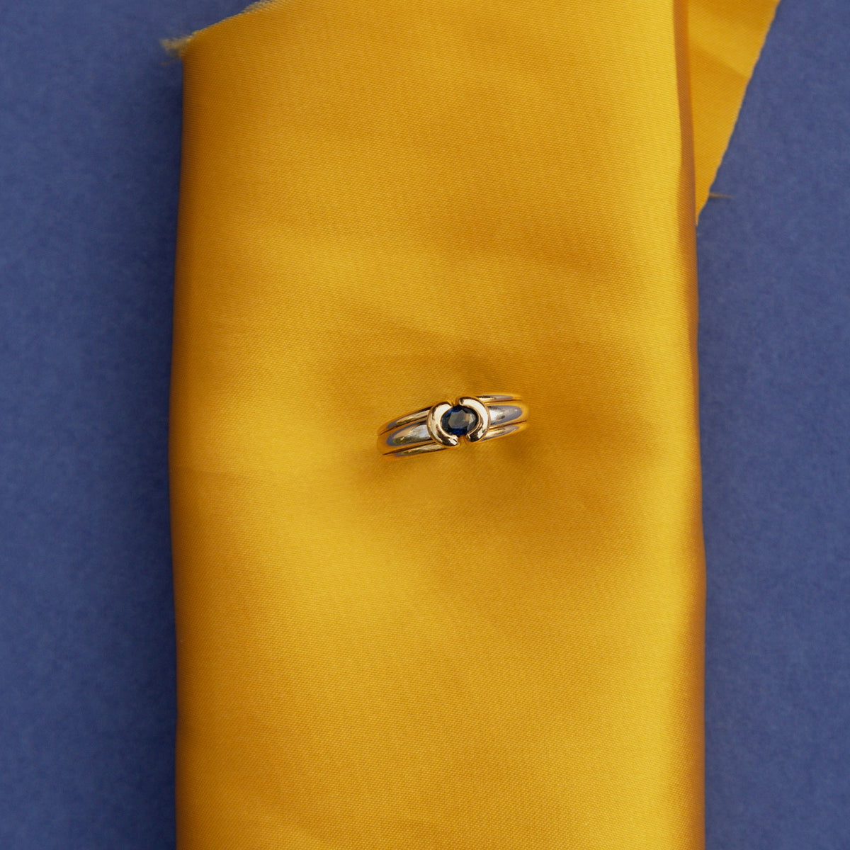 Bague Jonc en or jaune, or blanc, et saphir