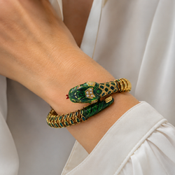 Bracelet en or jaune, émail, rubis et diamants
