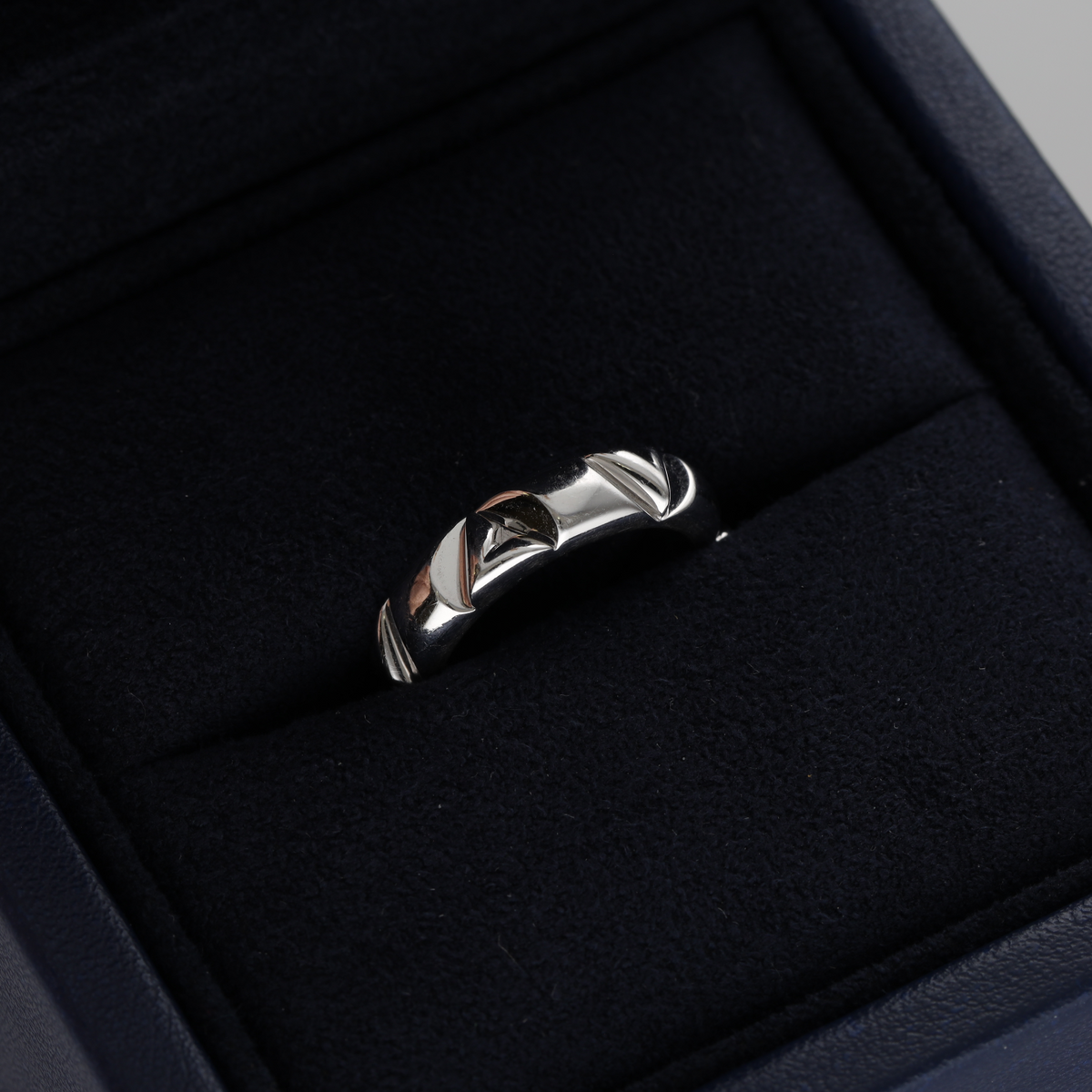 LOUIS VUITTON "Volt" Wedding Band in White Gold