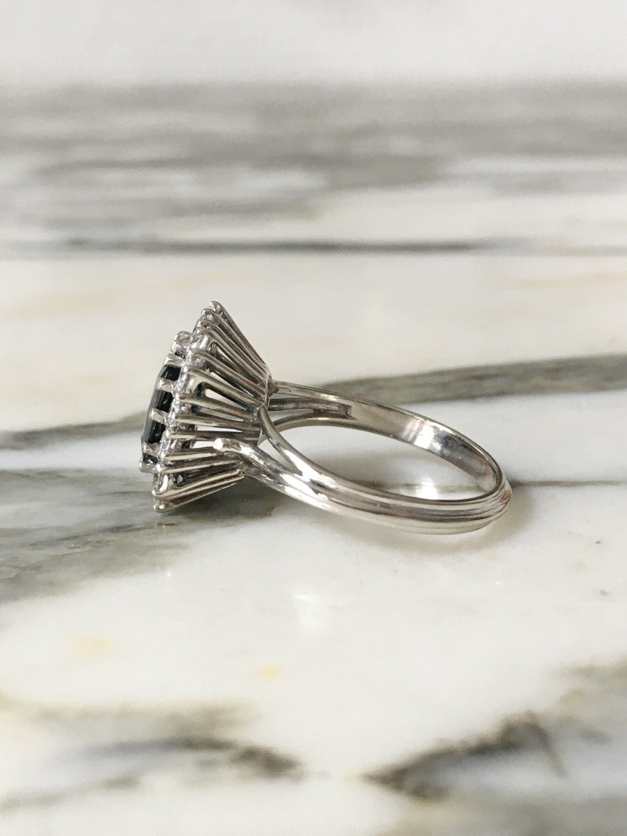 Entourage Ring in white gold, Sapphire, and Diamonds