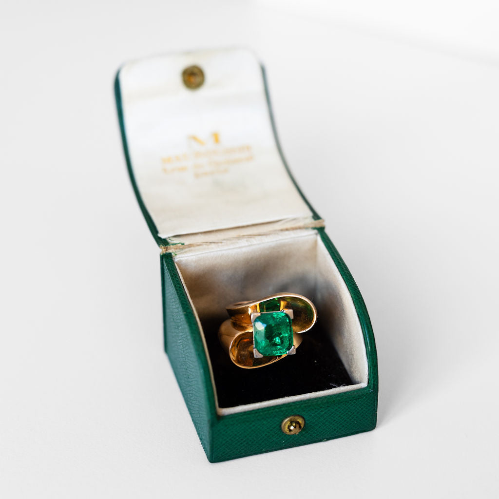 Ring in yellow gold and emerald