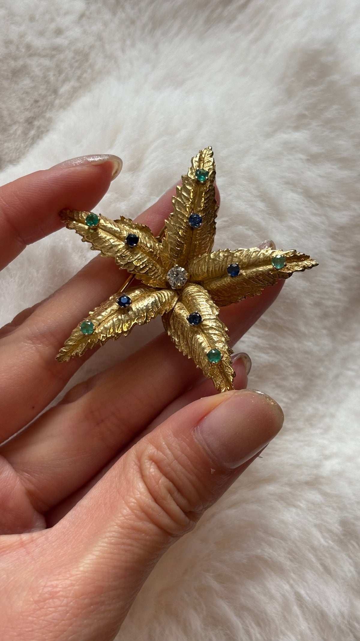 Broche BOUCHERON en or jaune, émeraudes, saphirs et diamant