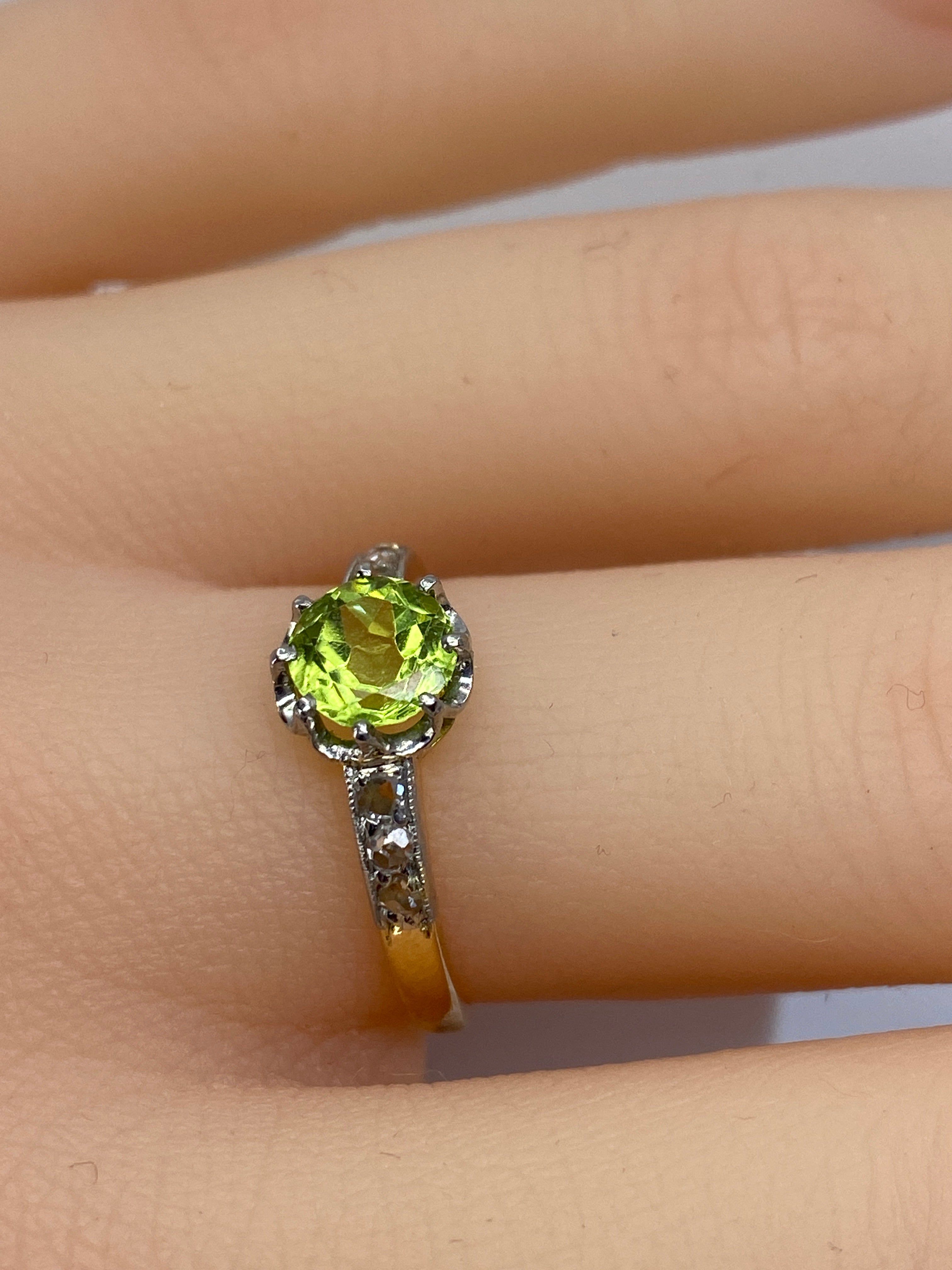 Ring in gold, peridot and diamonds circa 1900