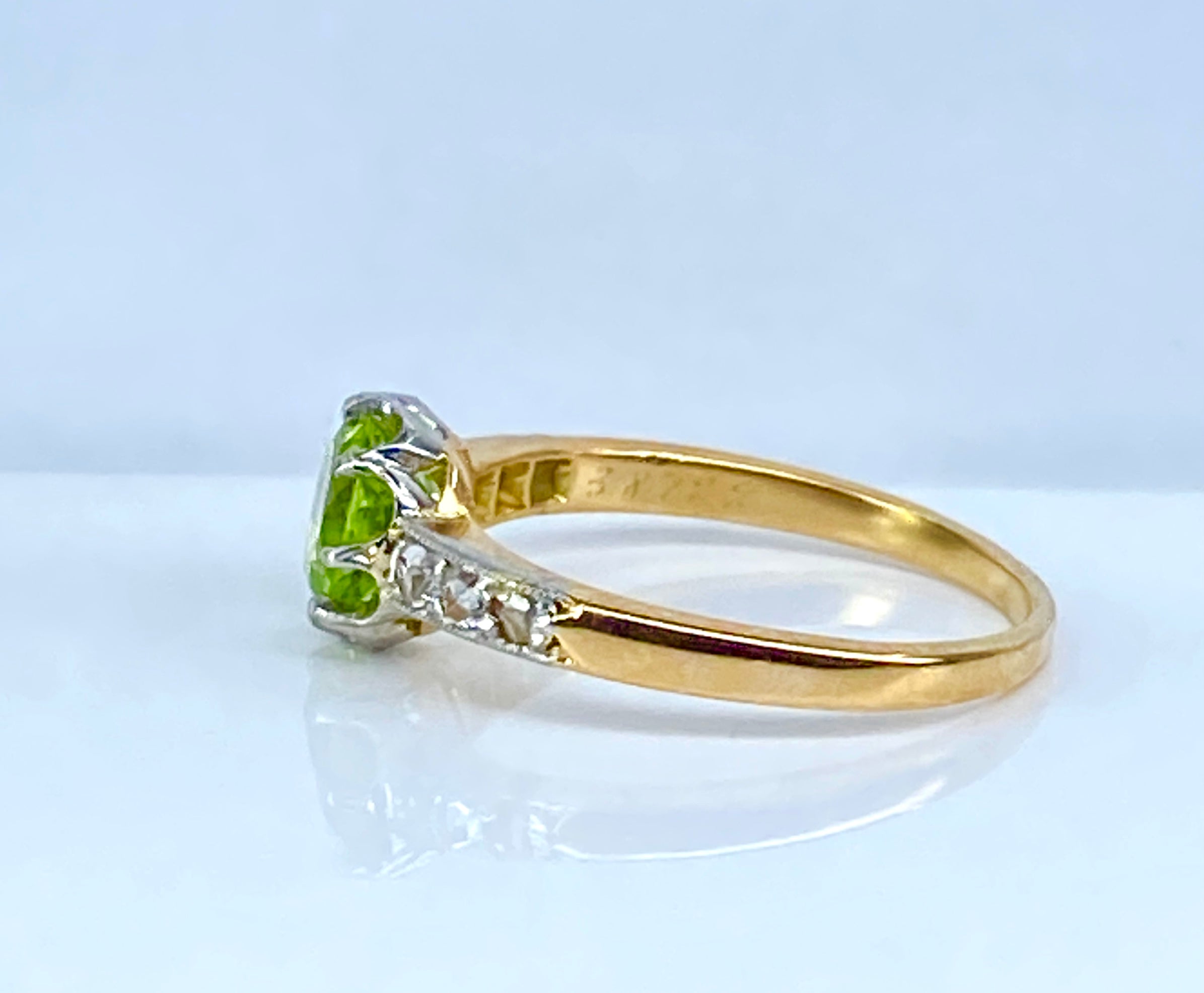 Ring in gold, peridot and diamonds circa 1900