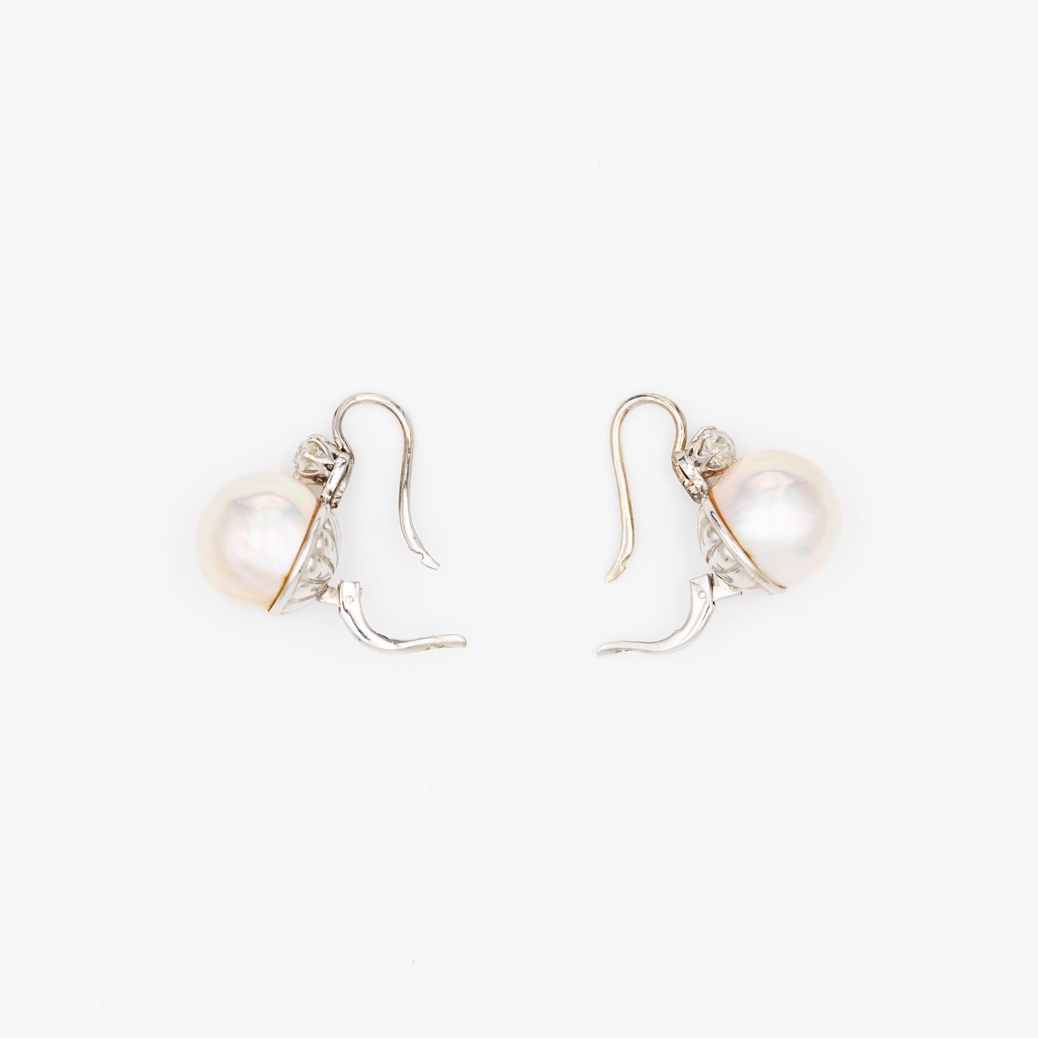 Boucles d'oreilles dormeuses en or blanc perles et diamants