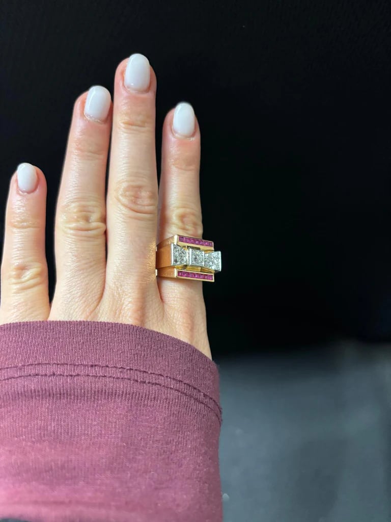 Bague Tank en or jaune, rubis et diamants