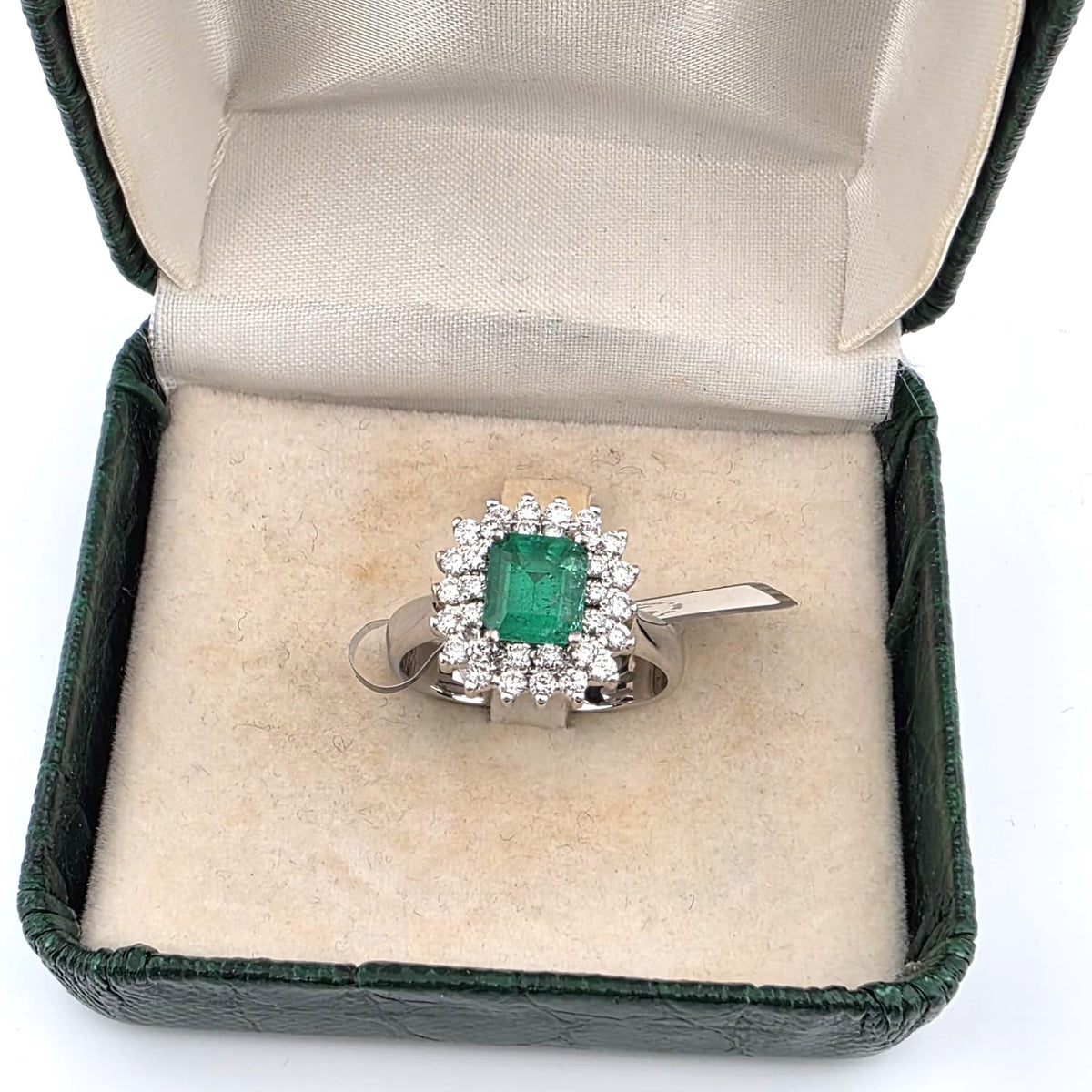 Bague Entourage en or blanc, émeraude et diamants