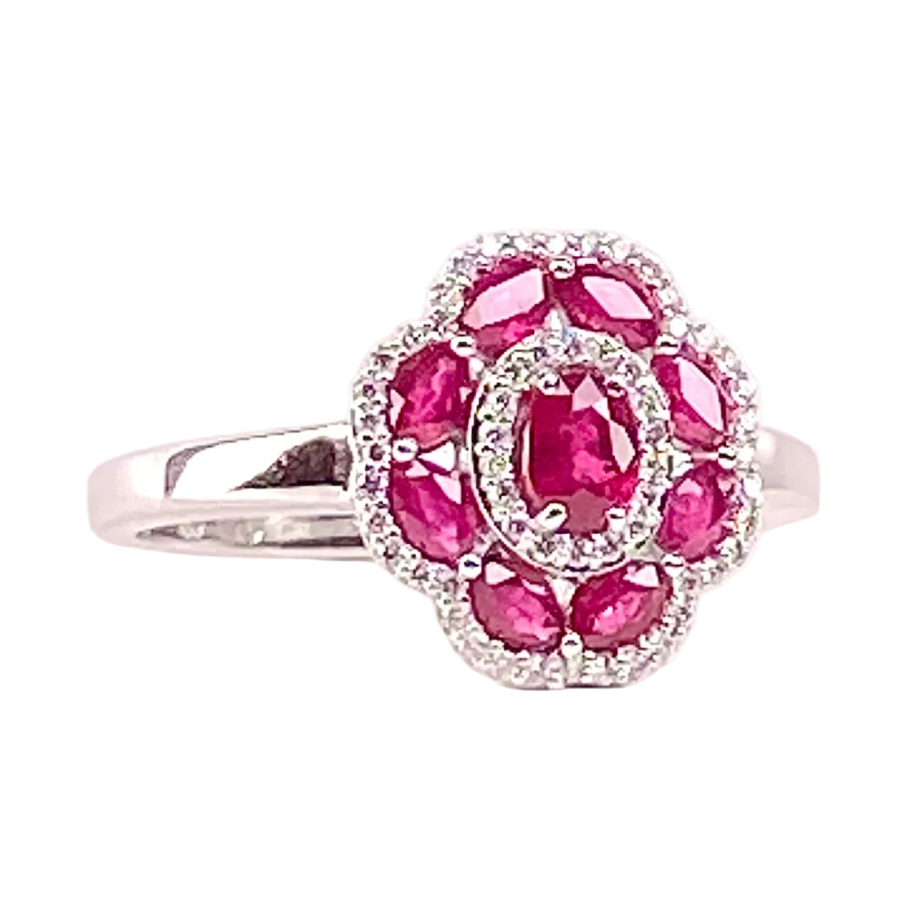 Bague Entourage en or blanc, rubis et diamants