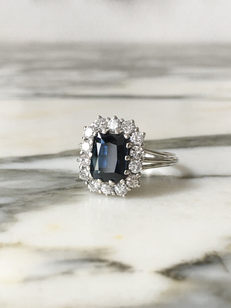 Entourage Ring in white gold, Sapphire, and Diamonds