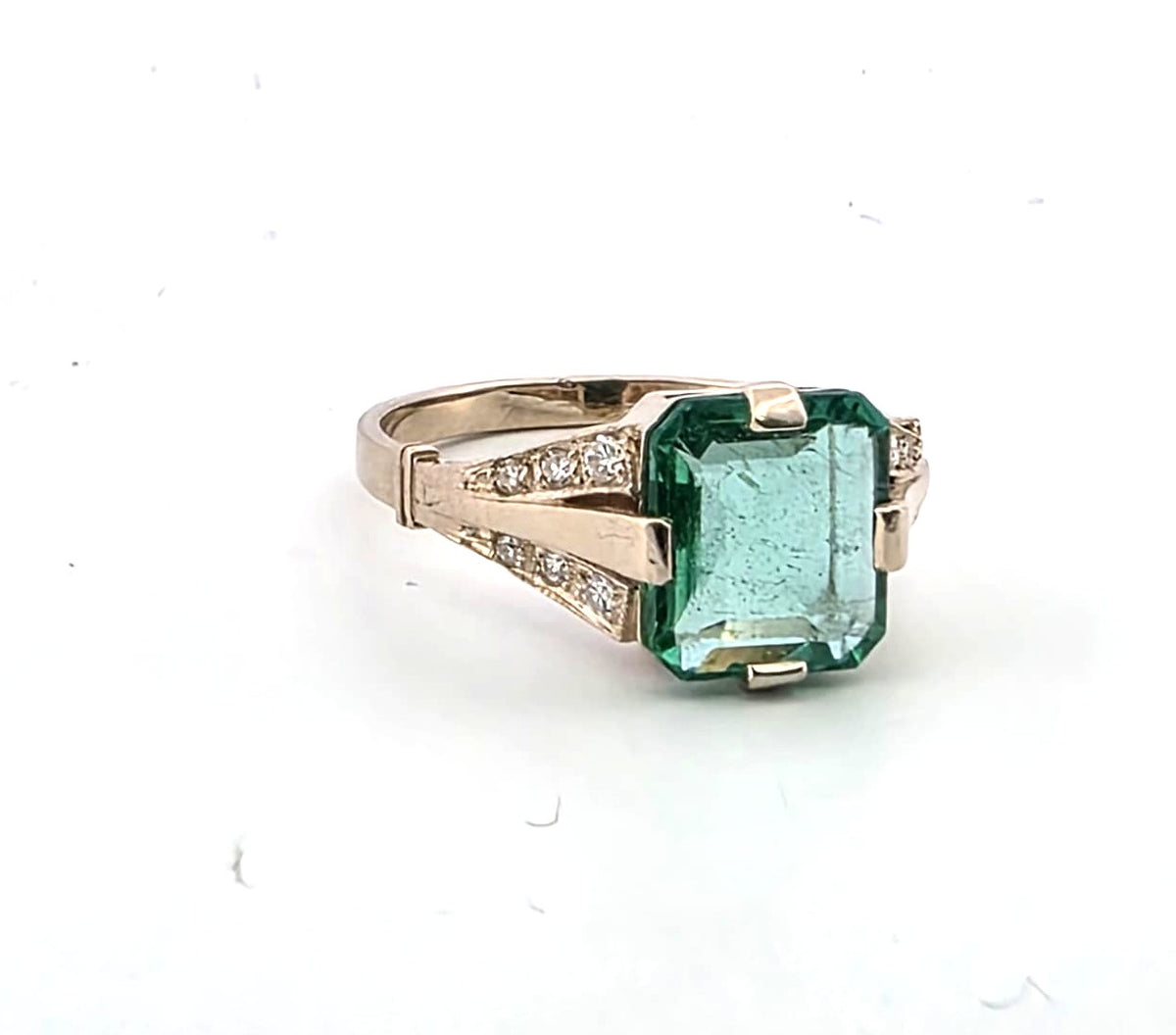 White Gold Solitaire Ring with Emerald and Diamonds