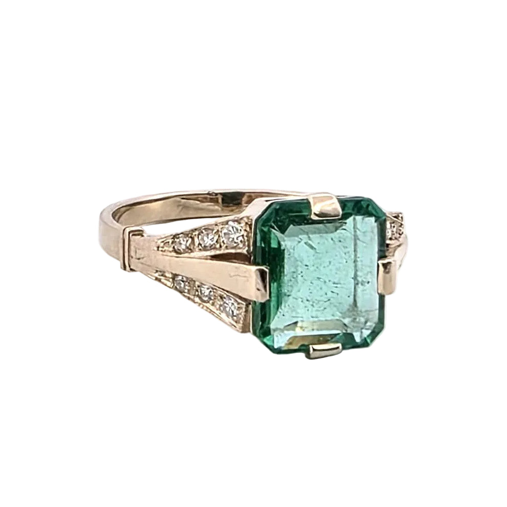 White Gold Solitaire Ring with Emerald and Diamonds