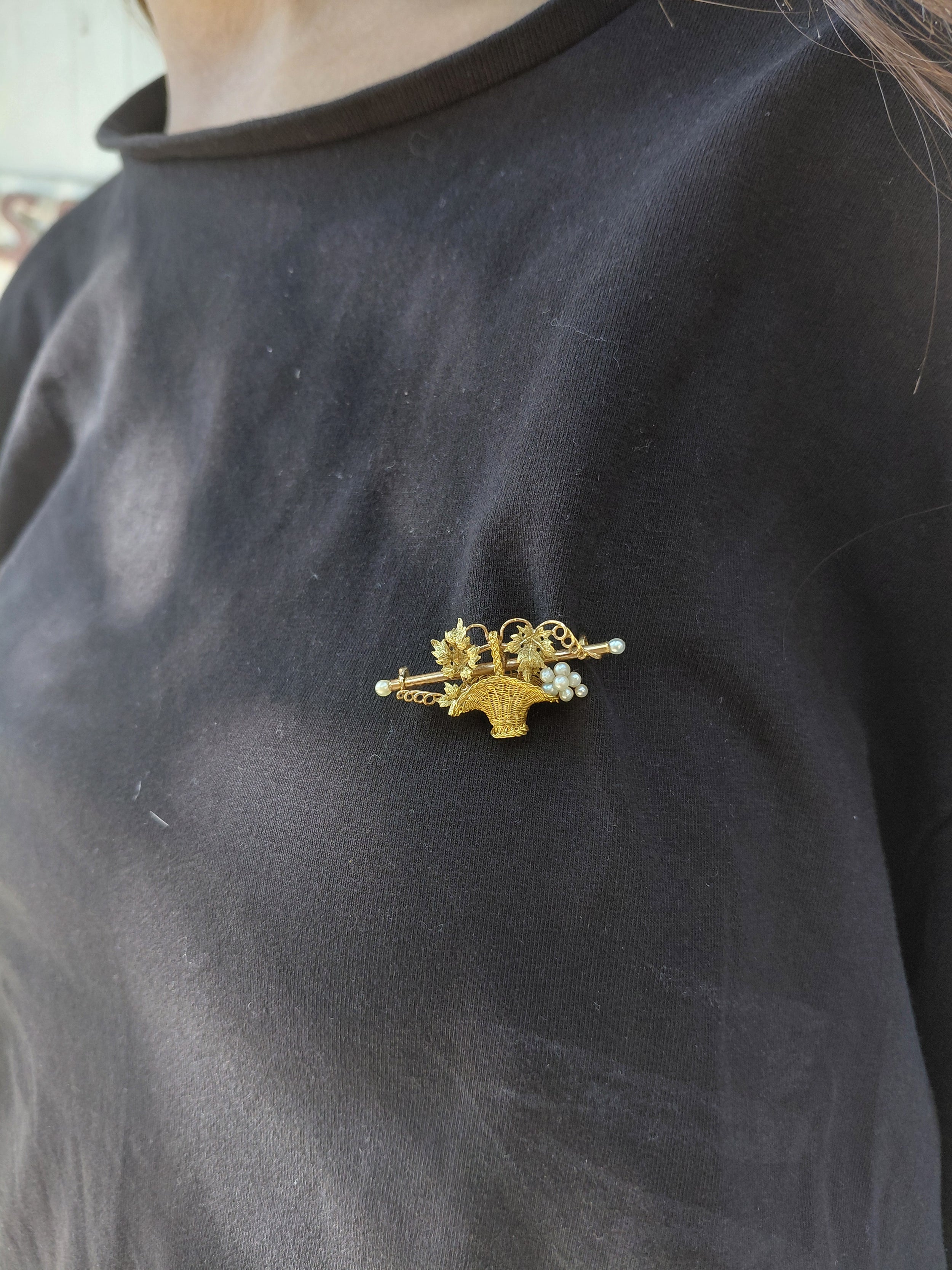 Brooch made of yellow gold, rose gold, and pearls