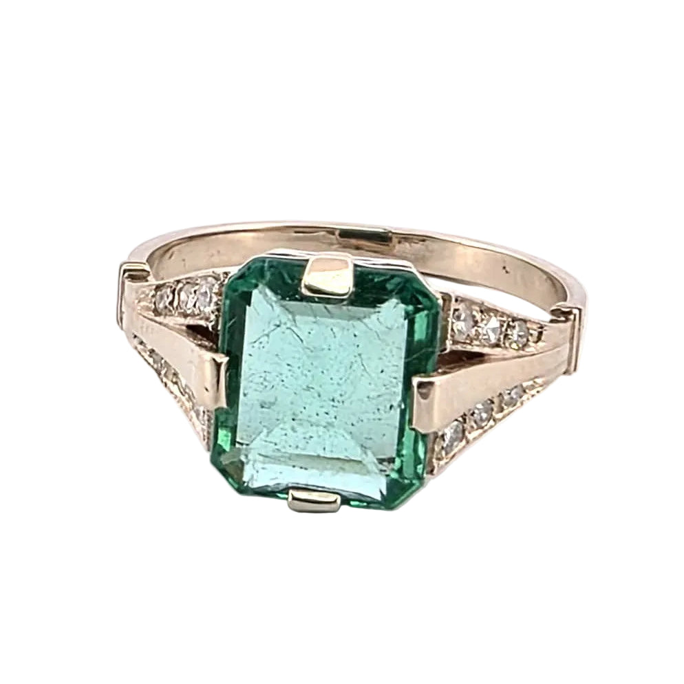 White Gold Solitaire Ring with Emerald and Diamonds