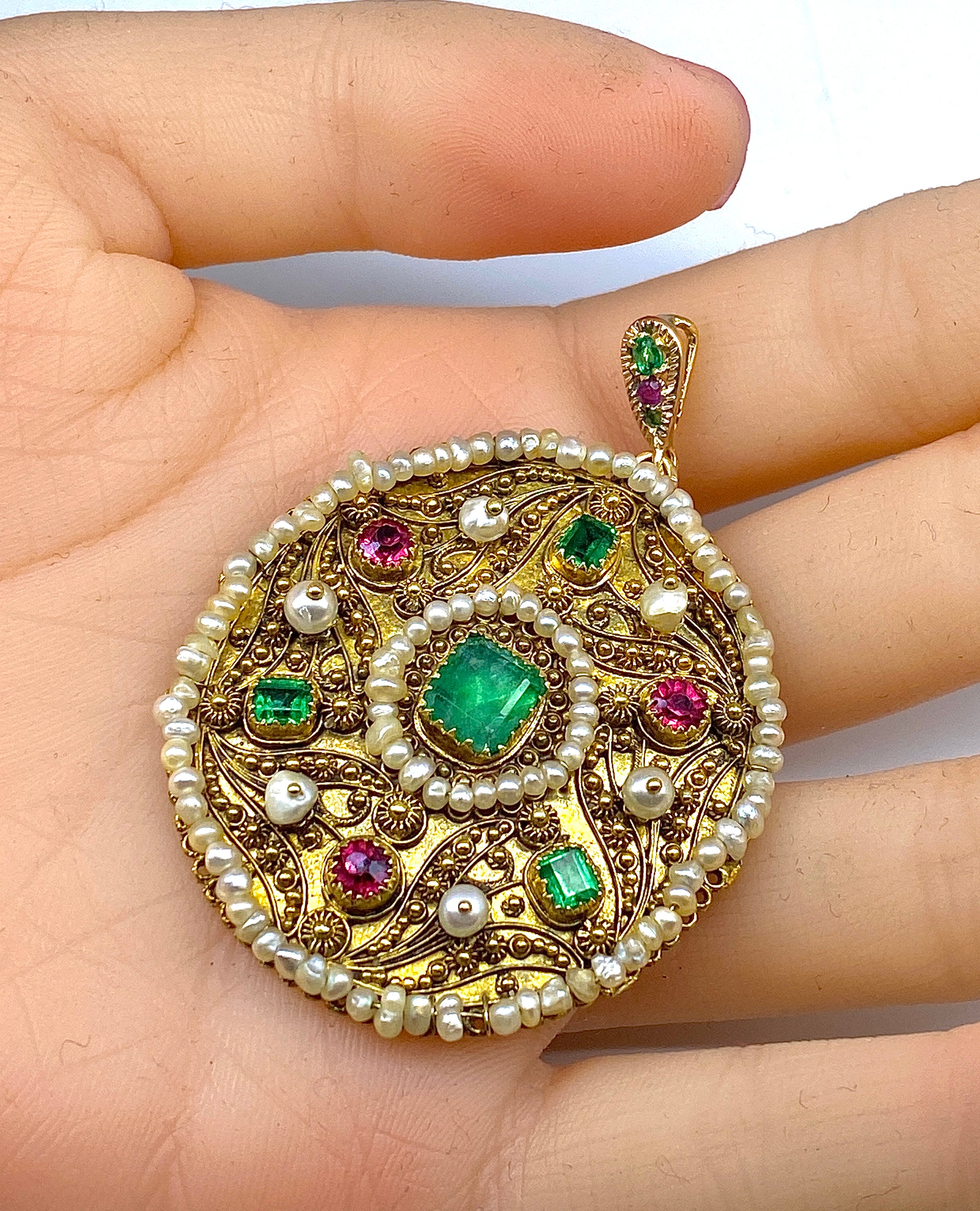 Pendentif en or jaune 18 carats, émeraude et perles