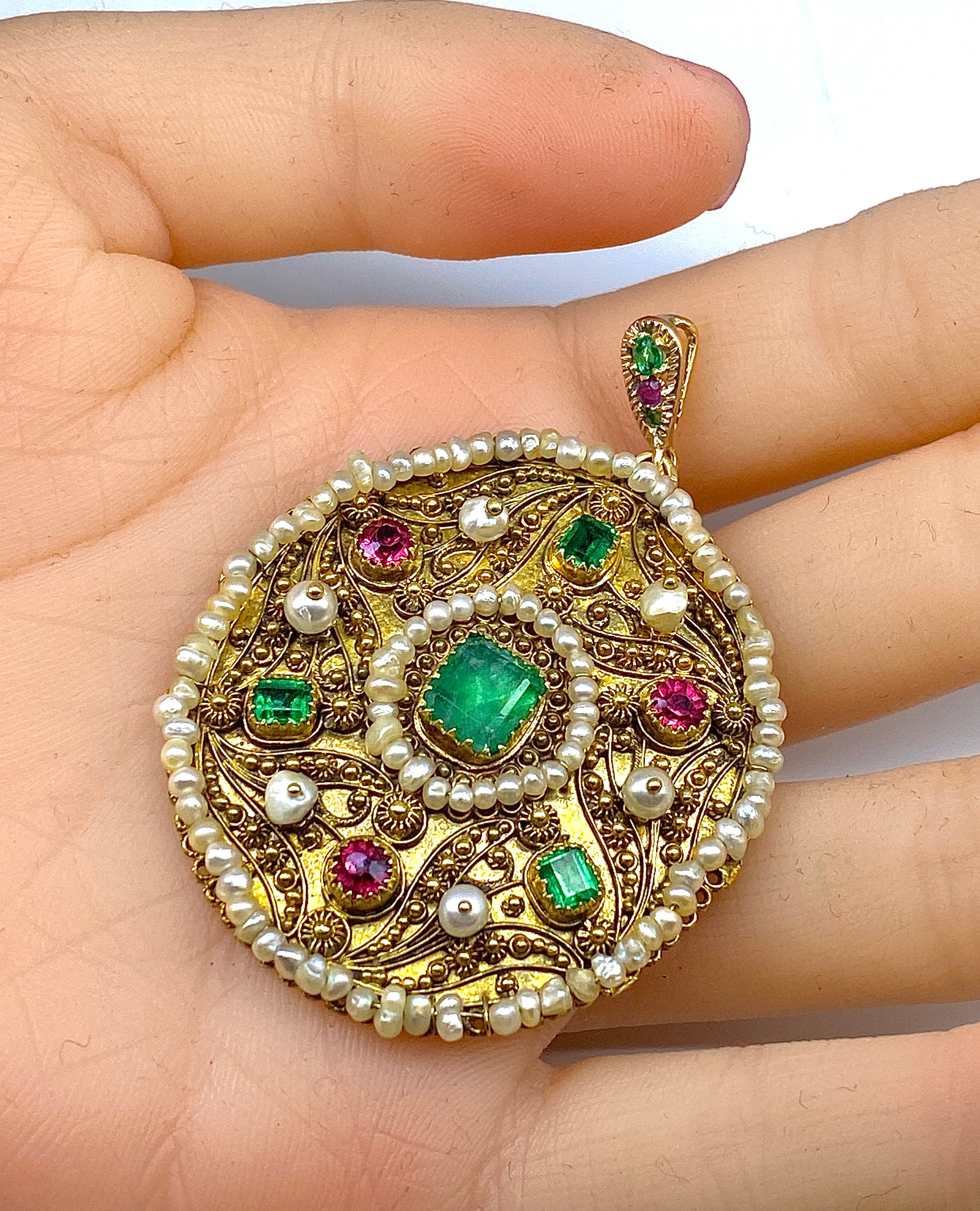 Pendentif en or jaune 18 carats, émeraude et perles