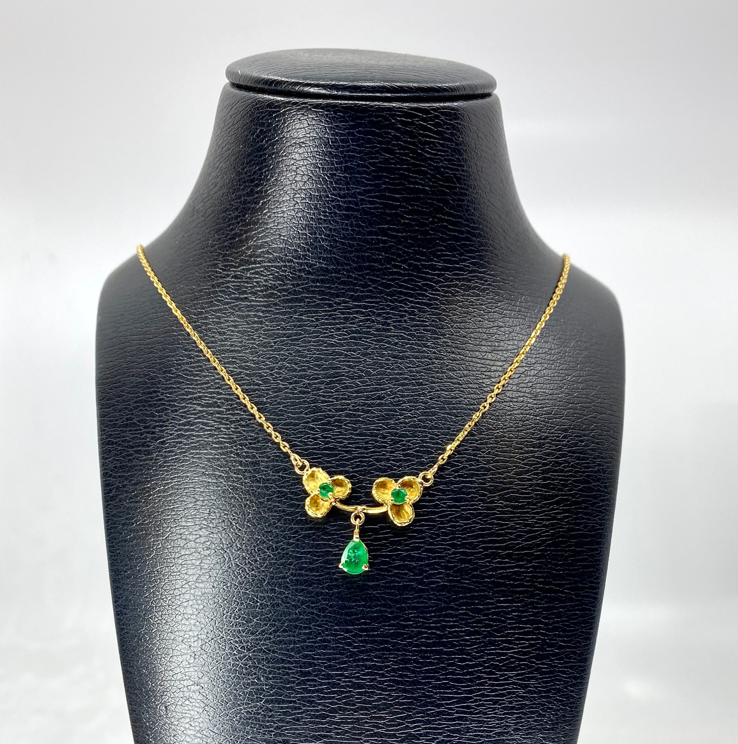 Collier pendentif en or jaune 18 carats et émeraudes
