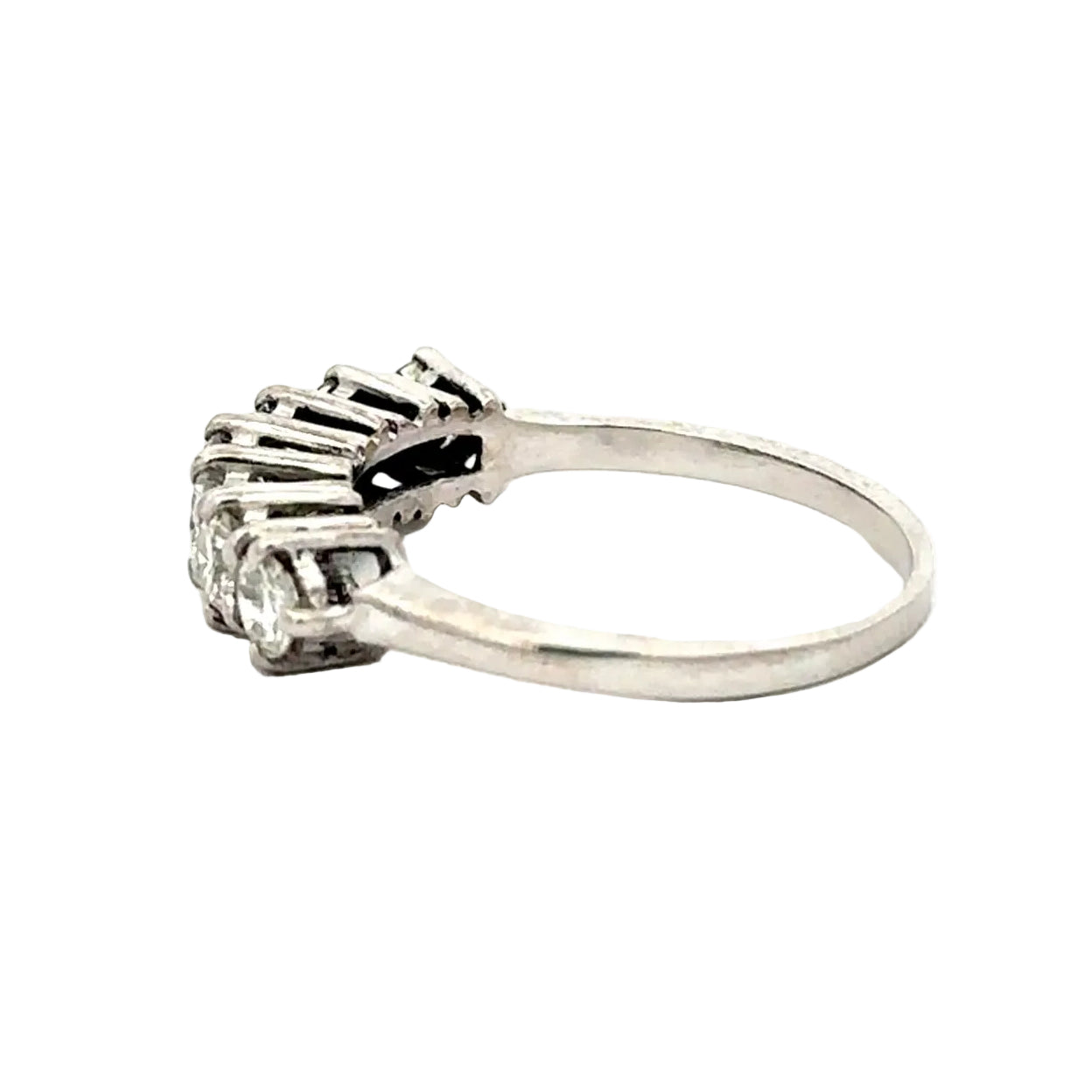 Wedding band ring in white gold and diamonds