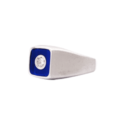 Bague or blanc, émail bleu et diamants.