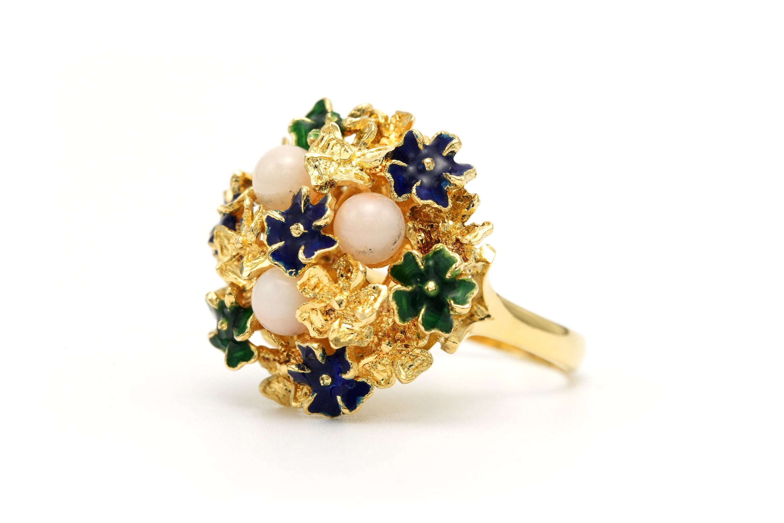 Bague Cocktail en or jaune, émail et corail