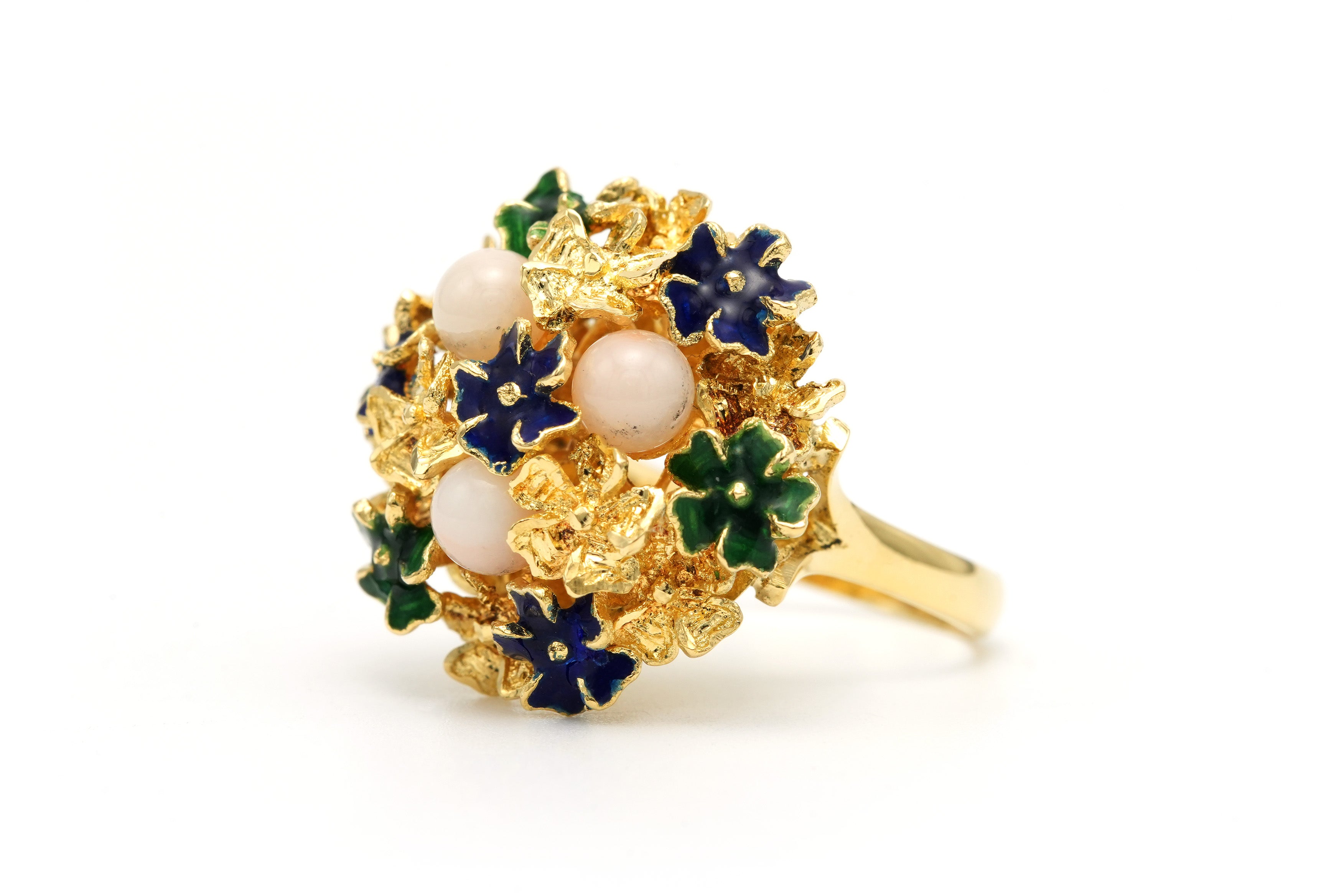 Bague Cocktail en or jaune, émail et corail