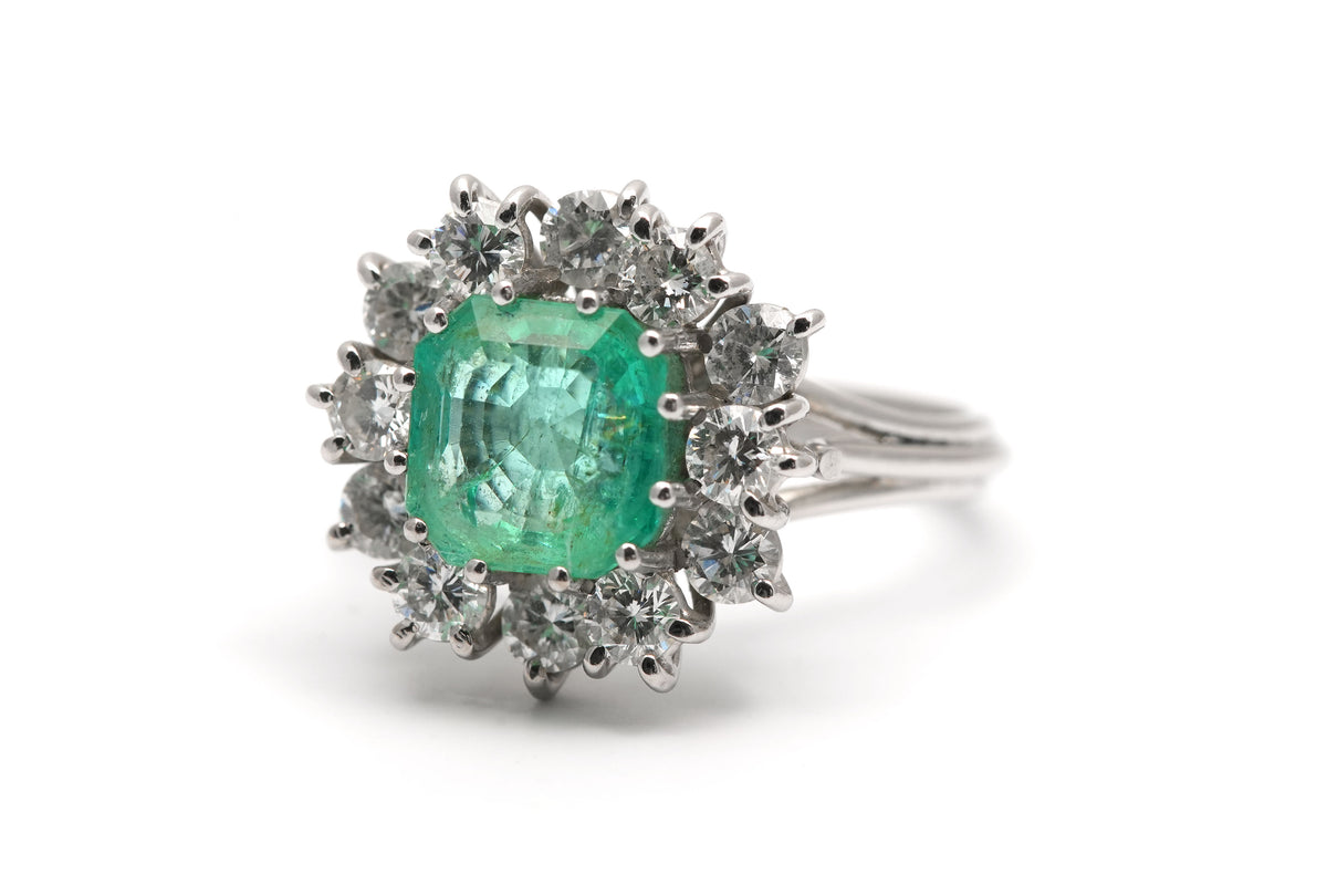 Bague Entourage en or blanc, émeraude et diamants