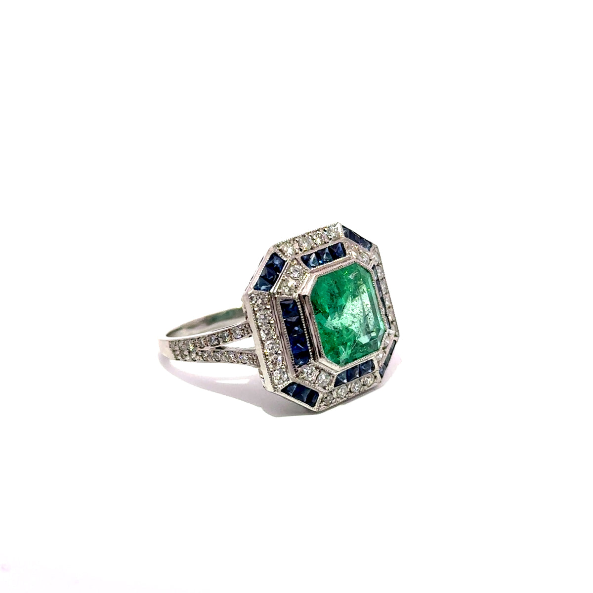 Bague Entourage en or blanc, émeraude, saphir et diamants