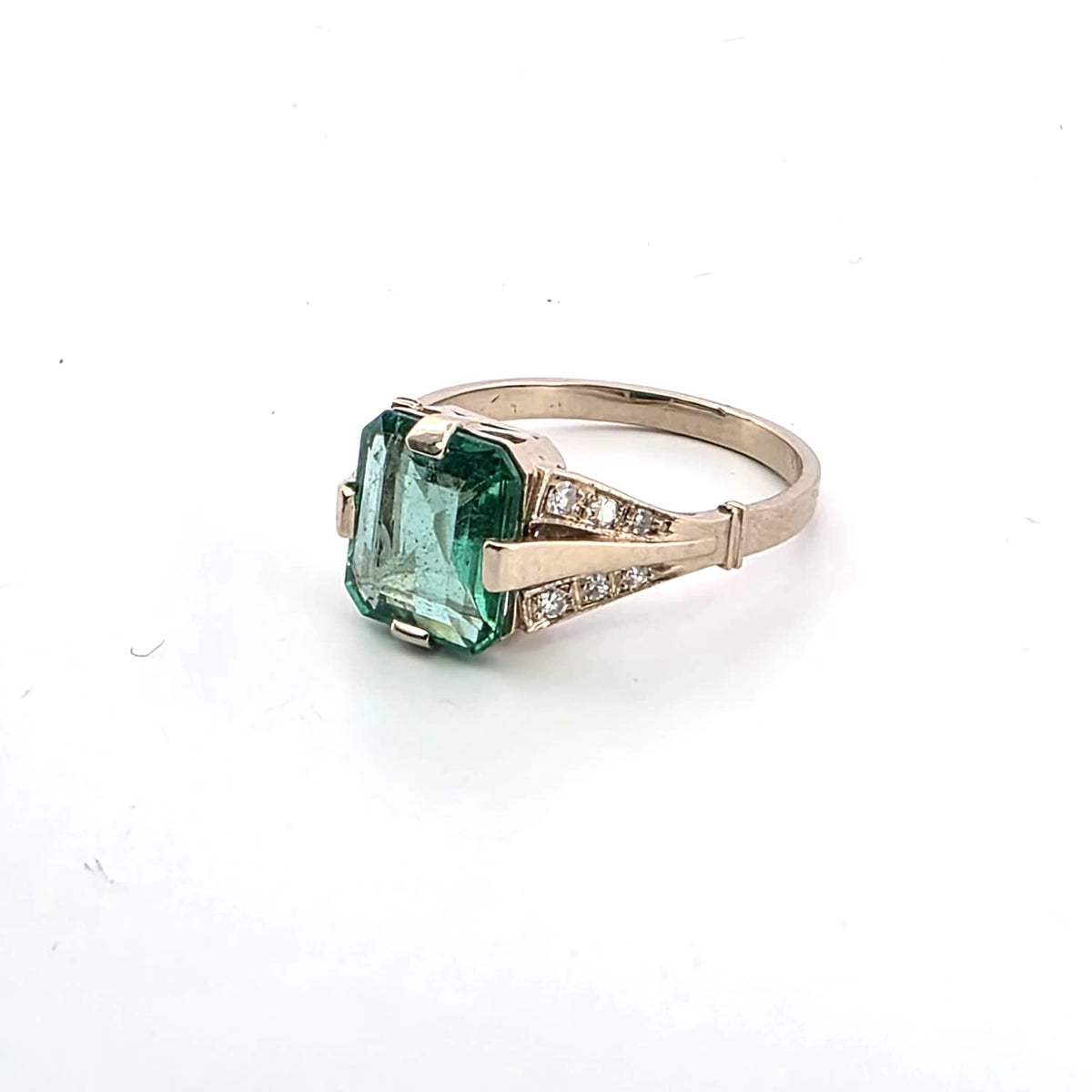 White Gold Solitaire Ring with Emerald and Diamonds