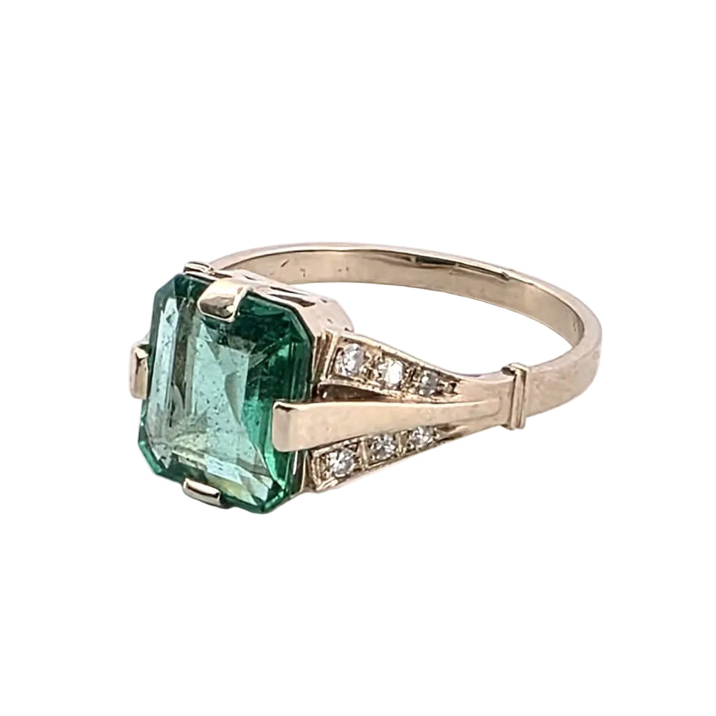 White Gold Solitaire Ring with Emerald and Diamonds