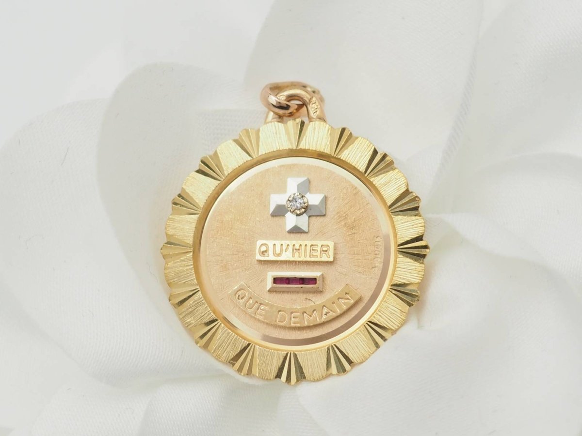 AUGIS Pendant in yellow gold, rubies, and diamonds