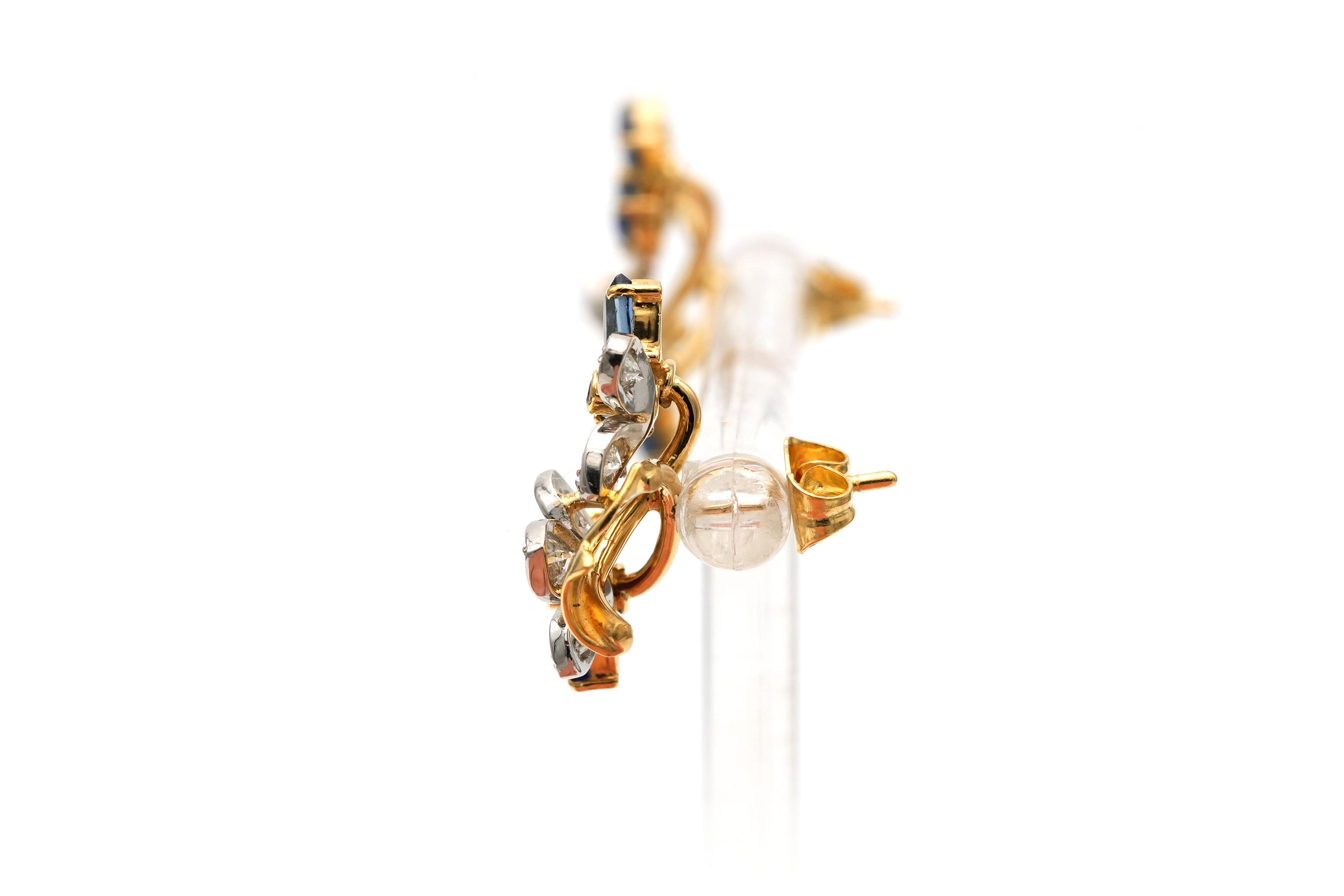 Boucles d'oreilles Puces en or jaune, rubis, saphirs et diamants