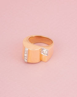 18-carat yellow gold tank ring with diamonds
