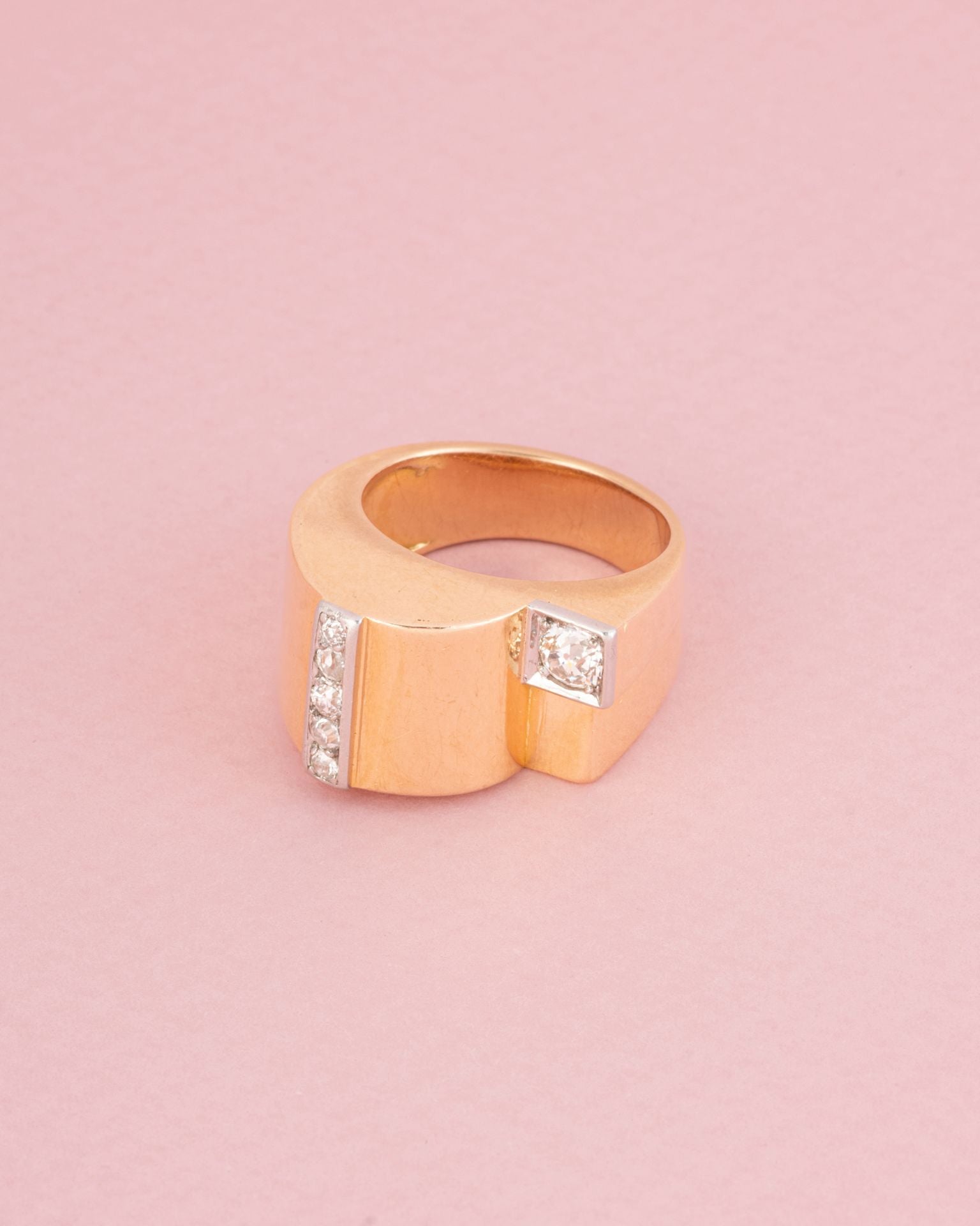 18-carat yellow gold tank ring with diamonds