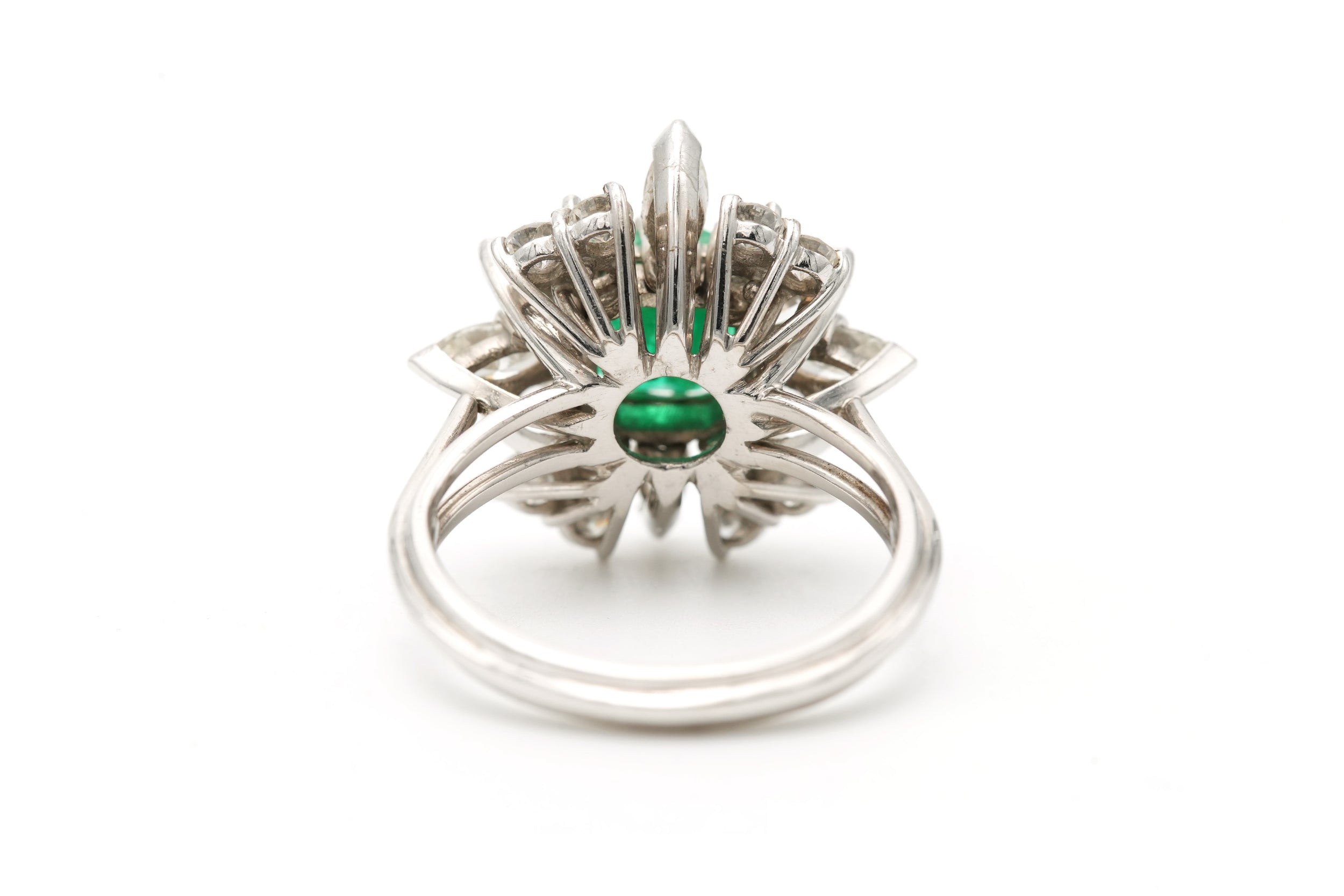 Bague Marguerite en or blanc, émeraude et diamants