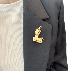 Broche-clip, "Capricorne", or jaune, rubis, saphirs.