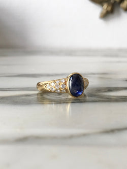 18-carat yellow gold ring with sapphire and diamonds