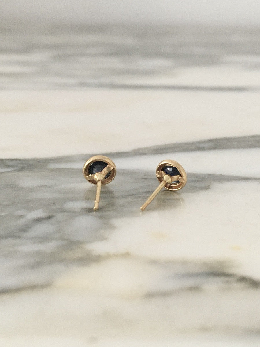Yellow gold and Sapphire chip earrings