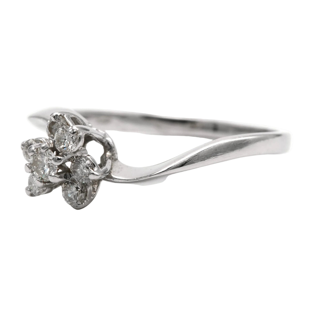 Marguerite Ring in White Gold and Diamonds