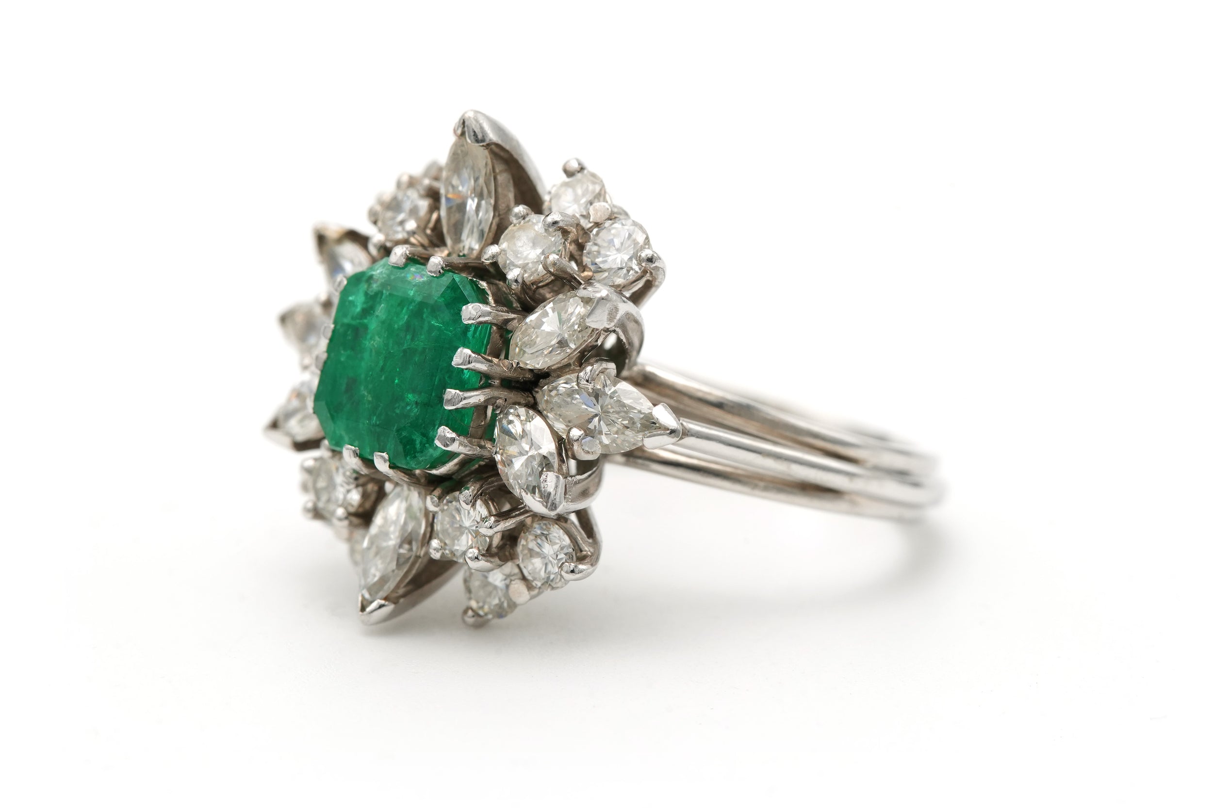 Bague Marguerite en or blanc, émeraude et diamants