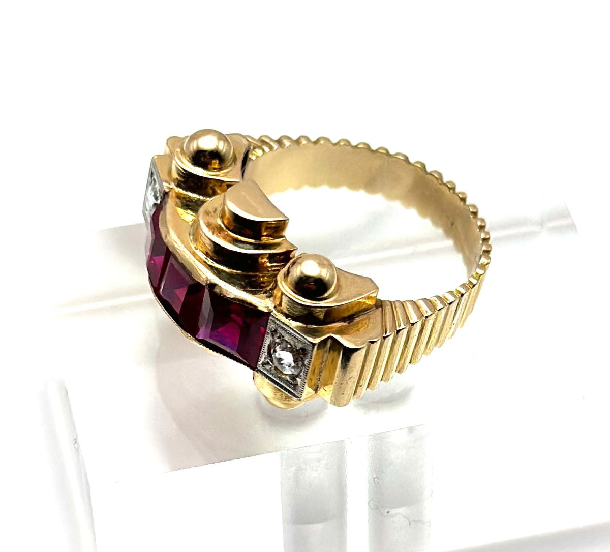 Bague Tank en or jaune, platine, rubis, et diamants